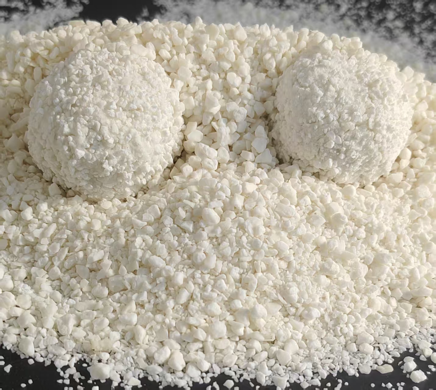 Comment la litière pour chat au manioc contrôle-t-elle les odeurs ?