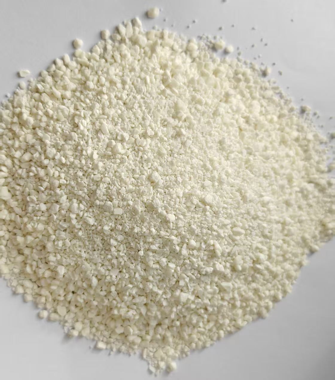 Litière pour chat au manioc ou bentonite : laquelle choisir ?